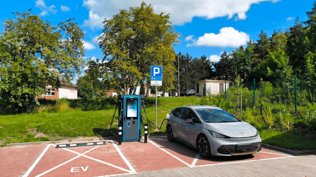 49,99 euro miesięcznie i ładowanie bez limitu. Tak może wyglądać kolejny etap elektromobilności w Europie