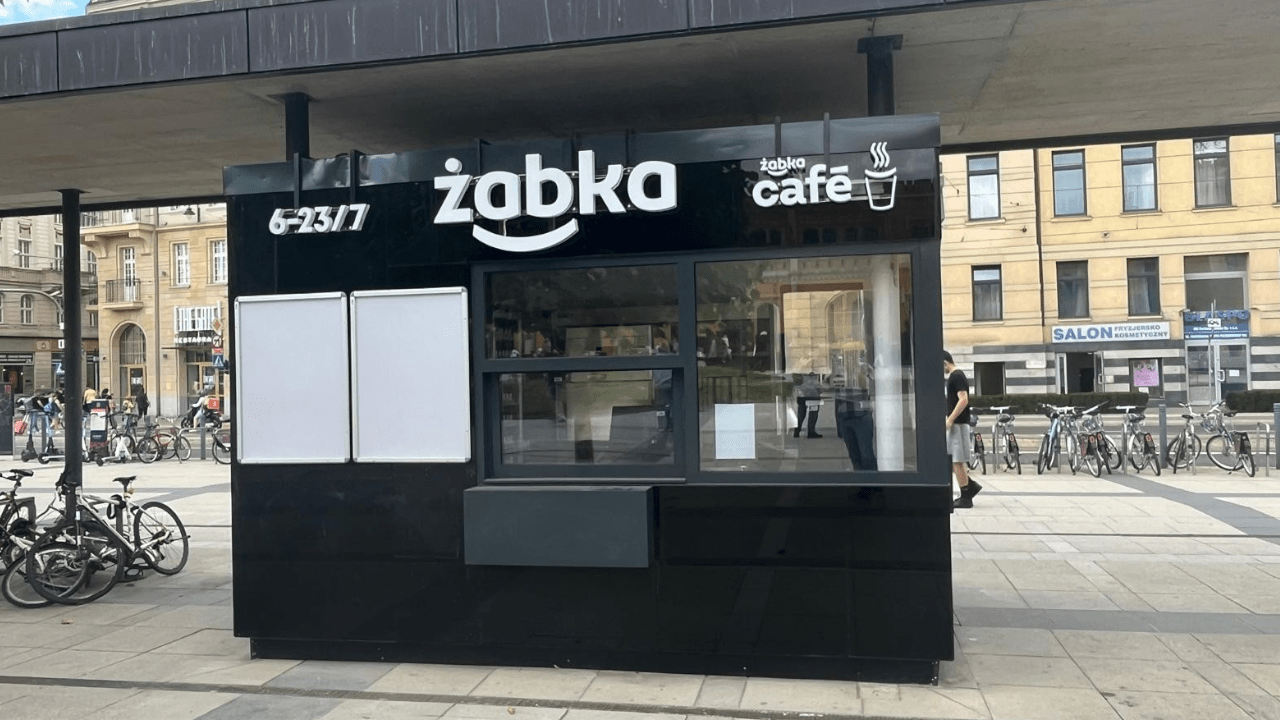 Żaba, Żabka, kiosk: najmniejszy sklep otwiera się we Wrocławiu