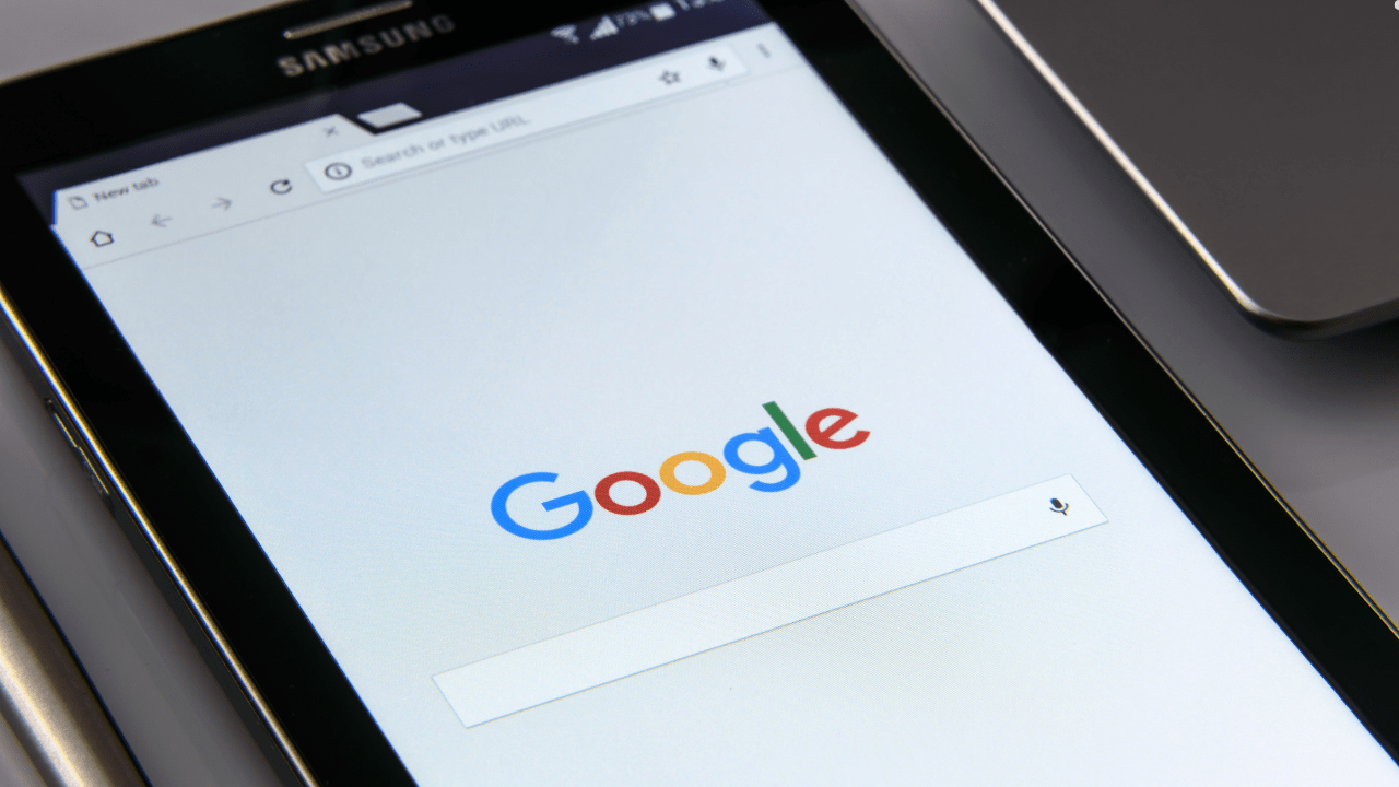 Google ustępuje pod naciskiem Unii Europejskiej: zmiana polityki antyspamowej pozwoli uniknąć potężnej kary