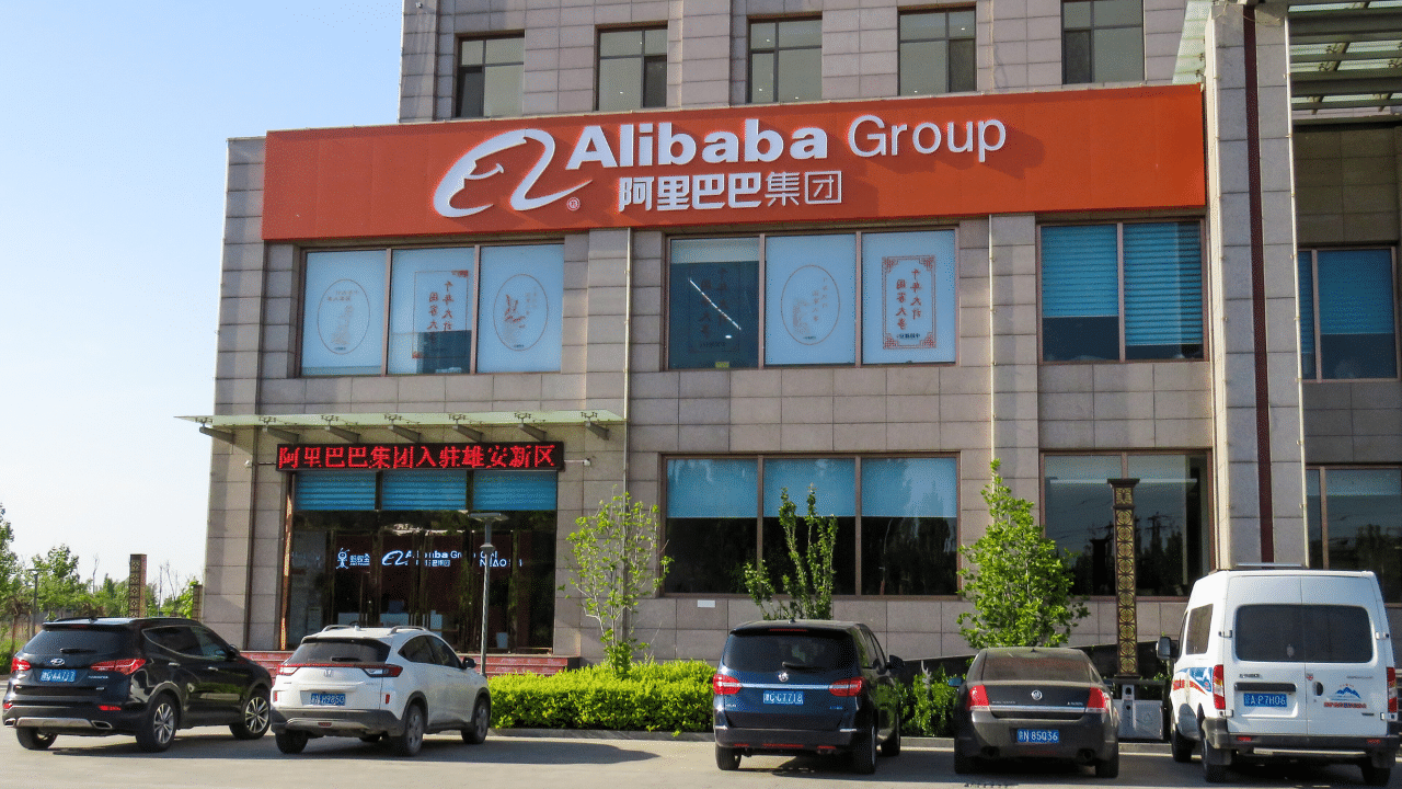 Alibaba celuje w supersztuczną inteligencję: planuje model do 10 bilionów parametrów i przedstawia nowy chip
