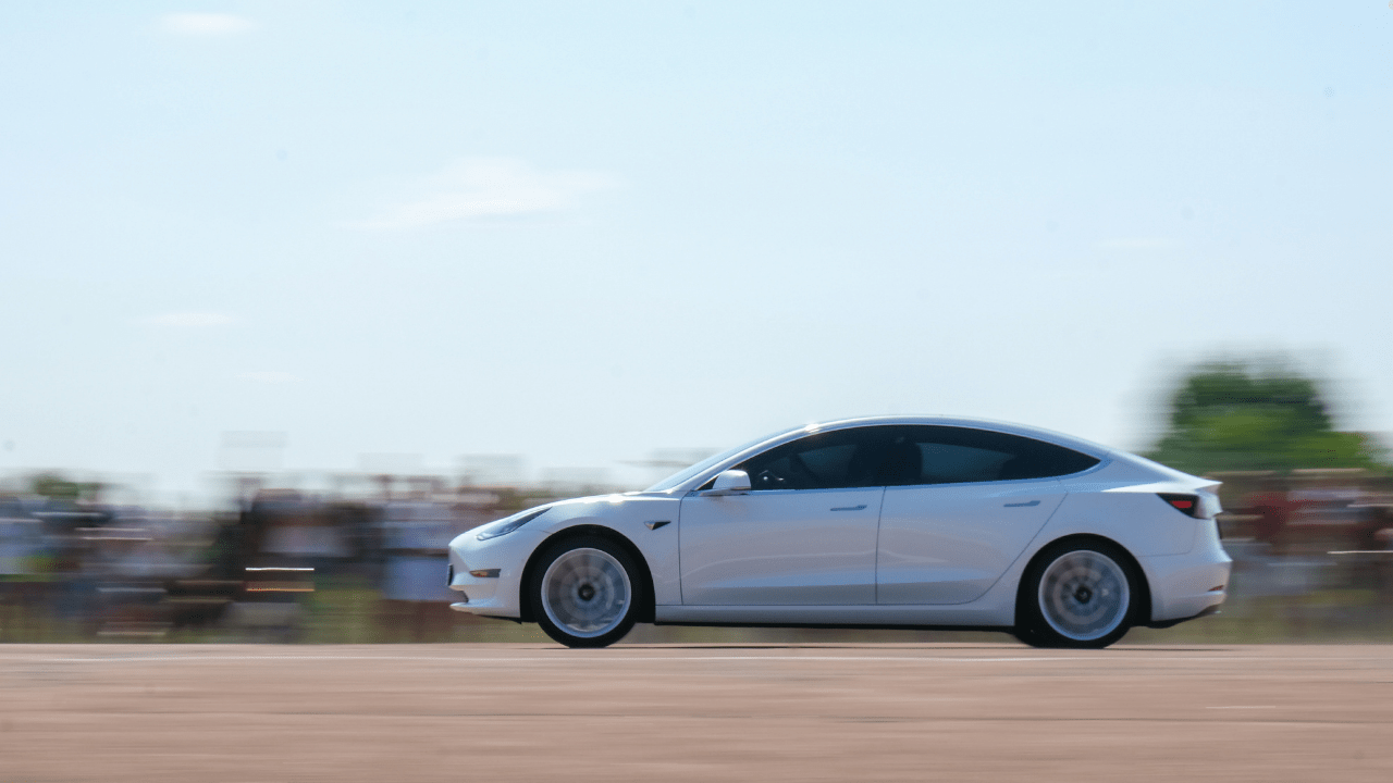Tesla ujawnia dane o bezpieczeństwie FSD w Europie. To przygotowanie pod najważniejsze głosowanie w UE