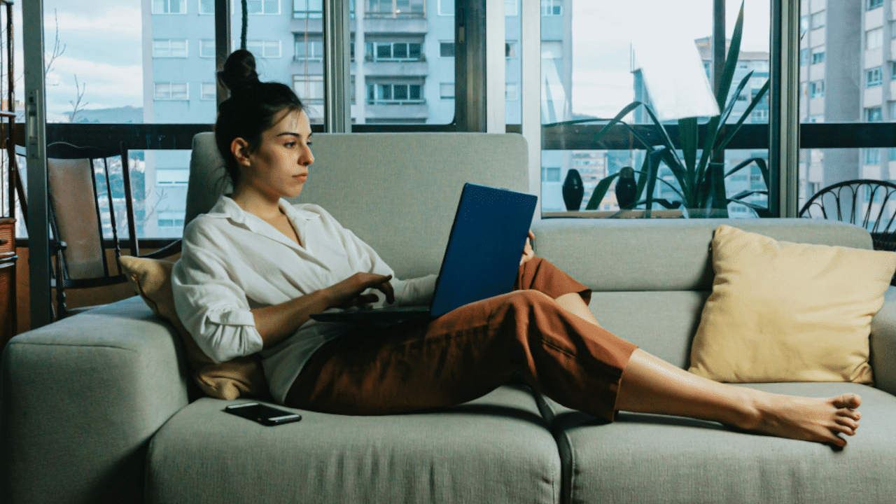 Siedzą, piją i w gry grają: anatomia polskiego home office w 2026 roku
